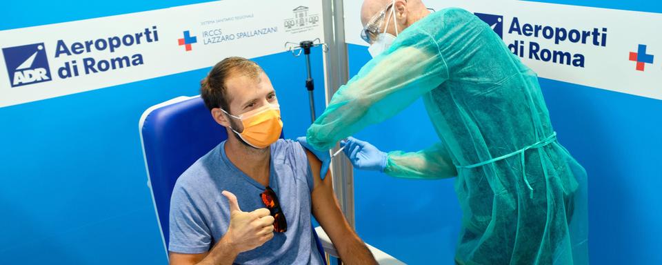 Centre de vaccination à l'aéroport de Rome Leonardo da Vinci. [LaPresse/AP/Keystone - Mauro Scrobogna]