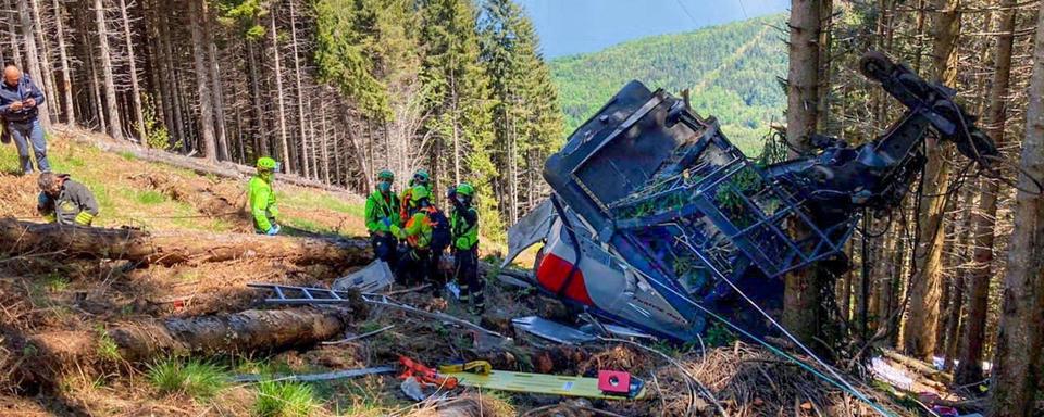 La cabine a chuté dans une pente raide. [Keystone - EPA/CNSAS]