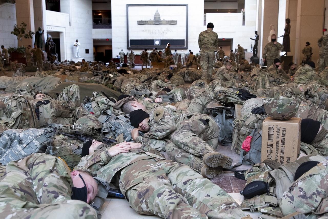 Des centaines de personnes des troupes de la Garde Nationale se reposent dans le centre des visites du Capitole. Capitol Hill, Washington DC, le 13 janvier 2021. [Keystone/epa - Michael Reynolds]