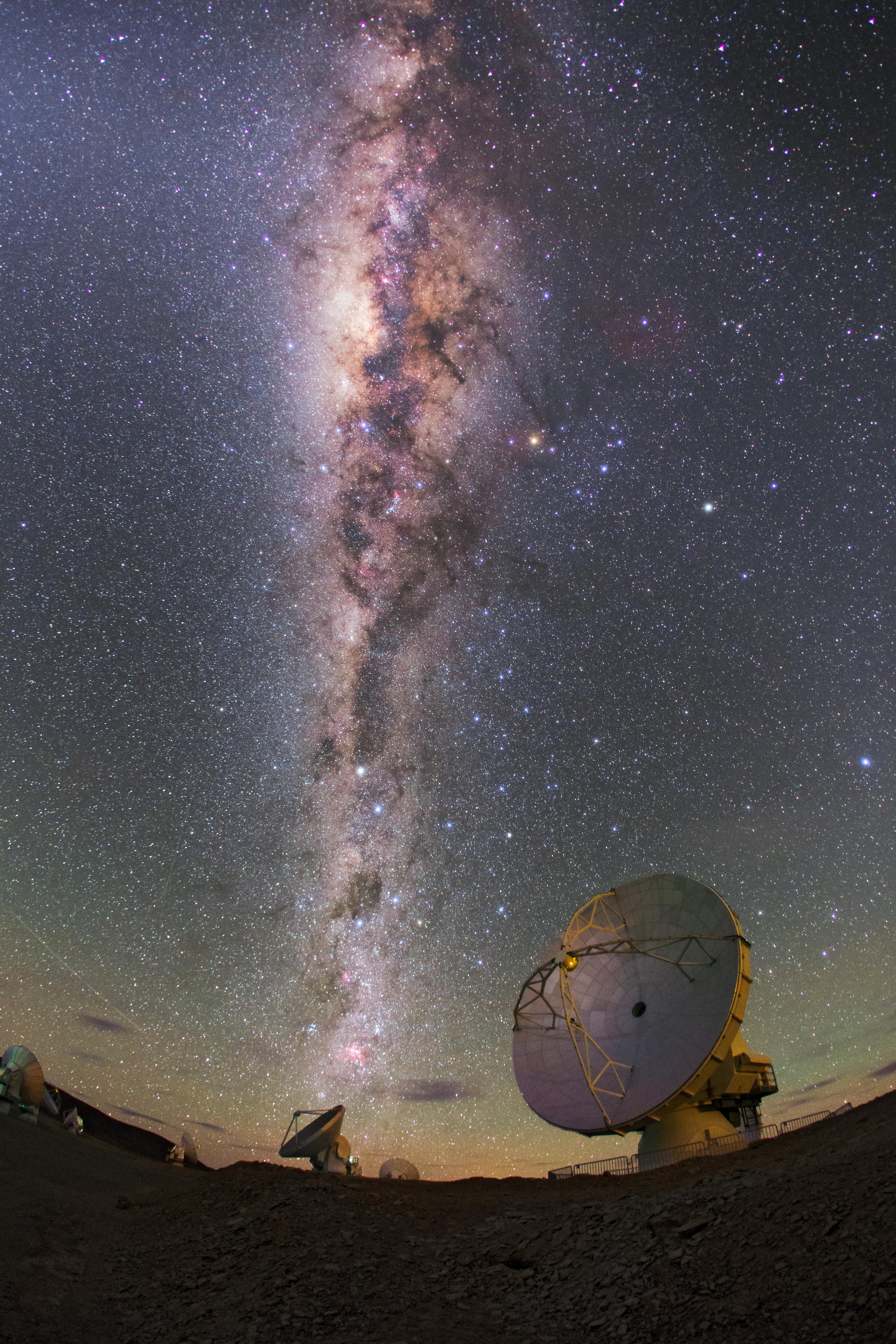La Voie Lactée scintille au-dessus d'ALMA, le grand réseau d'antennes millimétrique-submillimétrique de l'Atacama. [ESO - Ultra High Definition Expedition team]