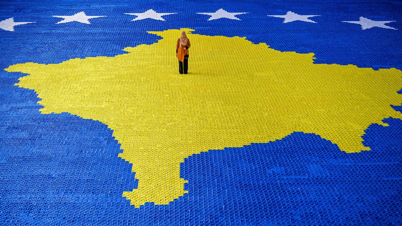 Arbnora Fejza Idrizi, artiste kosovare, a créé le drapeau de son pays avec 127'400 origami. [AFP]