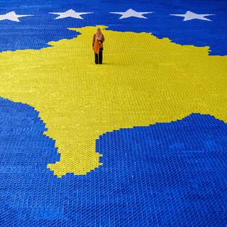 Arbnora Fejza Idrizi, artiste kosovare, a créé le drapeau de son pays avec 127'400 origami. [AFP]