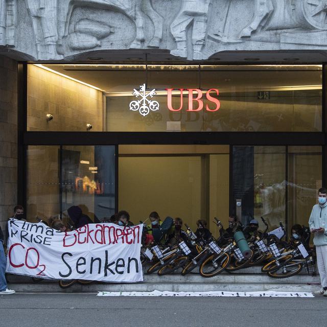 Des activistes du mouvement "Rise Up for Change" ont bloqué les banques UBS et Credit Suisse lundi à Zurich. [Keystone - Ennio Leanza]