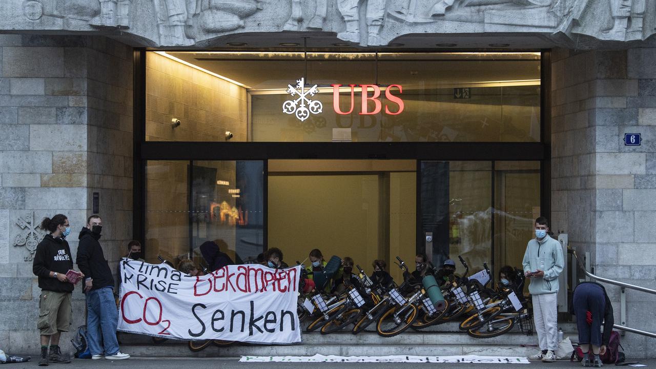 Des activistes du mouvement "Rise Up for Change" ont bloqué les banques UBS et Credit Suisse lundi à Zurich. [Keystone - Ennio Leanza]