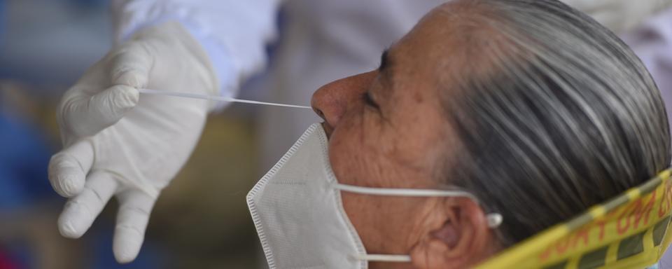 La Confédération envisage des tests anti-Covid massifs. [Keystone/EPA - Ernesto Guzman Jr]