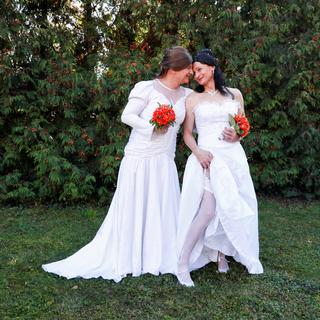Elvira et Tamara célèbrent leur mariage à Polgradi le 6 novembre 2020, alors que le gouvernement hongrois de Viktor Orban interdit aux couples homosexuels de se marier et aux personnes transgenre de changer officiellement d'identité. [Reuters - Bernadett Szabo]