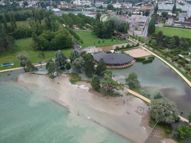 La plage d'Yverdon-les-Bains inondée lors des intempéries mi-juillet. [Vos Infos - Patrice Simon-Vermot]