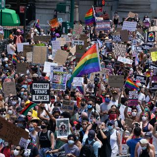 Des personnes participent à la "Queer Liberation March" organisée par la Reclaim Pride Coalition pour les vies des personnes trans et queer, et contre la brutalité policière dans le Lower Manhattan, le 28 juin 2020 à New York. [AFP - Bryan R. Smith]