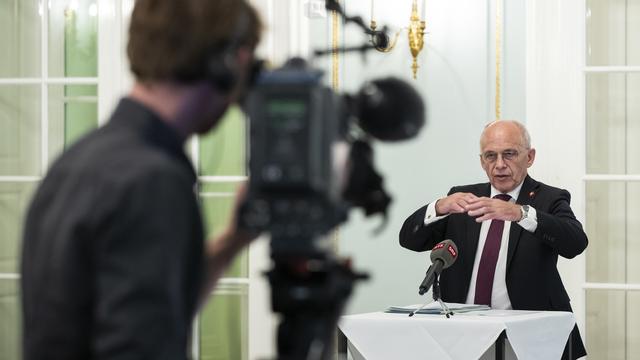 Ueli Maurer a commenté la décision du G20 à son retour à Berne. [Keystone - Peter Klaunzer]