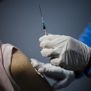 La presse dominicale s'intéresse à la vaccination obligatoire contre le coronavirus. [keystone - Michael Buholzer]