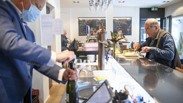 La restauration veut rembourser ses prêts Covid via la TVA. [Keystone - Laurent Gilliéron]