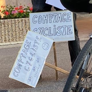 Mardi 1er juin 2021, le collectif Ciclable qui réuni plusieurs associations cyclistes de la région franco-valdo-genevoise, organisait une campagne de comptage des cyclistes transfrontaliers. [RTS - Lucile Solari]