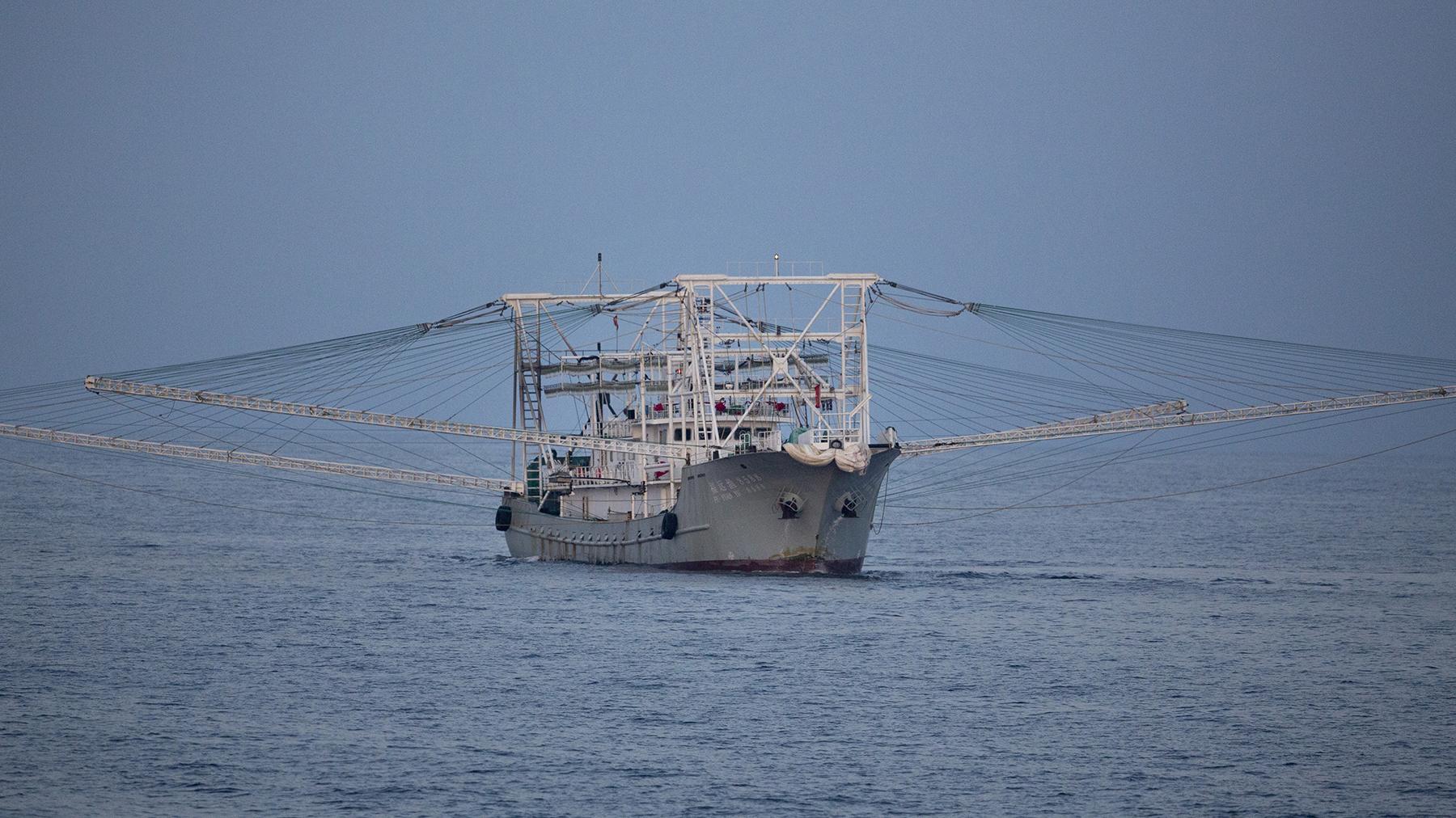 Un bateau de pêche au calmar battant pavillon chinois remonte ses filets, dans le nord de l'océan Indien. [Greenpeace - Abbie Trayler-Smith]
