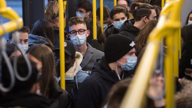 Après plus d'un an de pandémie et les violences qui ont marqué le week-end de Pâques à St-Gall, les jeunesses de cinq partis demandent de manière urgente "des perspectives" pour leur génération. [Ti-Press/Keystone - Alessandro Crinari]