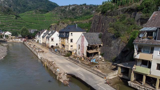 La question de la reconstruction des habitats dans les villes détruites par les crues et des inondations en Allemagne, en Belgique, mais aussi en Suisse, va se poser. Pour l'architecte Eric Daniel-Lacombe, il faut privilégier la régulation naturelle des cours d'eau. [KEYSTONE - BORIS ROESSLER]