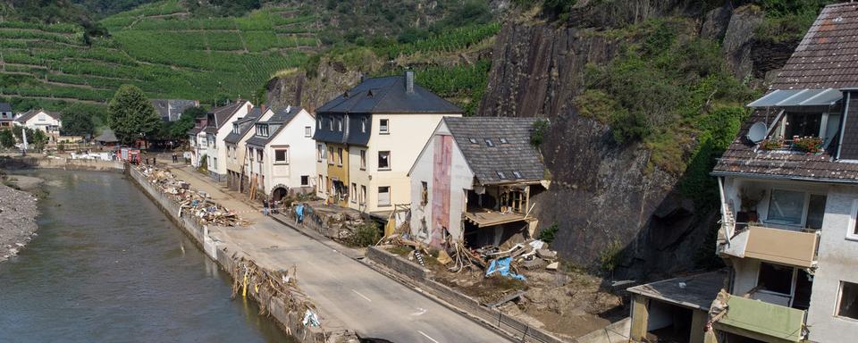 La question de la reconstruction des habitats dans les villes détruites par les crues et des inondations en Allemagne, en Belgique, mais aussi en Suisse, va se poser. Pour l'architecte Eric Daniel-Lacombe, il faut privilégier la régulation naturelle des cours d'eau. [KEYSTONE - BORIS ROESSLER]