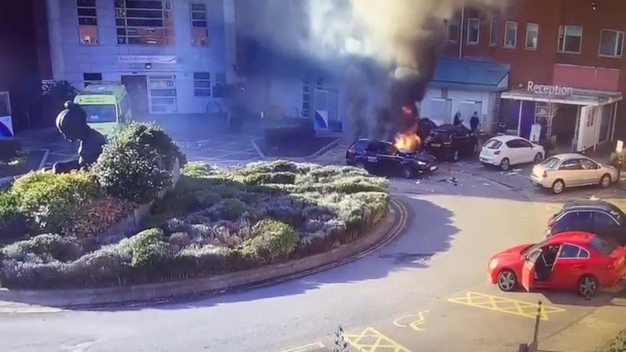 Une capture d'écran d'un système de vidéosurveillance montre l'explosion du taxi devant l'hôpital pour femmes de Liverpool, le dimanche 14 novembre 2021. [AFP - EyePress News]