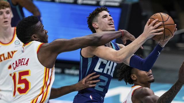 Clint Capela n'a rien pu faire face à l'adresse de LaMelo Ball. [Jacob Kupferman]