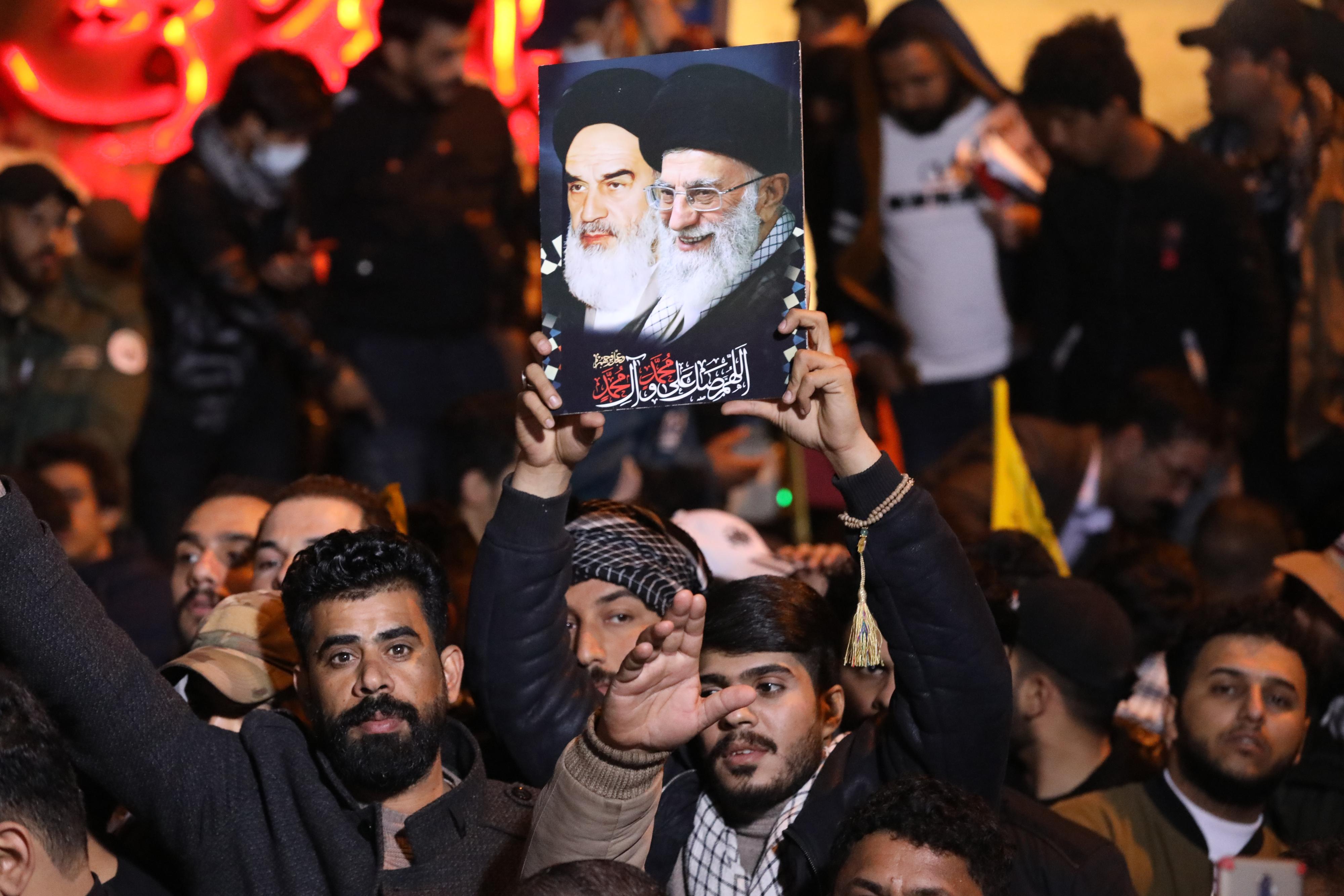 Les portraits des Ayatollah iraniens brandis lors de la cérémonie d'hommage à Qassem Soleimani et Abou Mehdi al-Mouhandis un an après leur assassinat. [RTS - Anne-Sophie Le Mauff]
