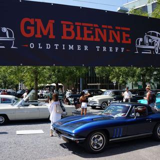 Un rassemblement de voitures en mémoire de la General Motors de Bienne. [RTS - Gaël Klein]
