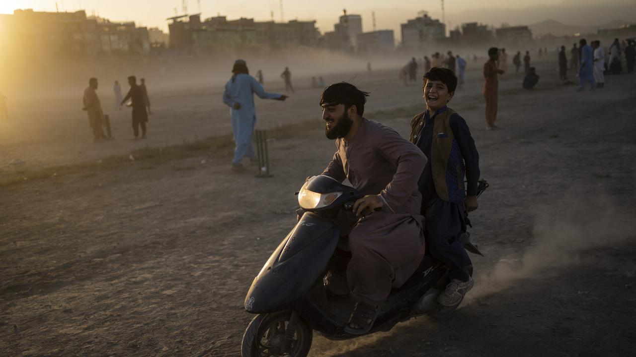 Le régime taliban a rouvert les écoles secondaires, mais uniquement pour les garçons. [Keystone/AP - Bernat Armangue]