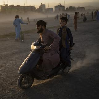 Le régime taliban a rouvert les écoles secondaires, mais uniquement pour les garçons. [Keystone/AP - Bernat Armangue]