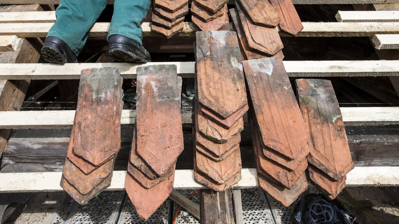 Des tuiles plates à l'ancienne étaient encore fabriquées à Bardonnex (image d'illustration). [Keystone - Alexandra Wey]