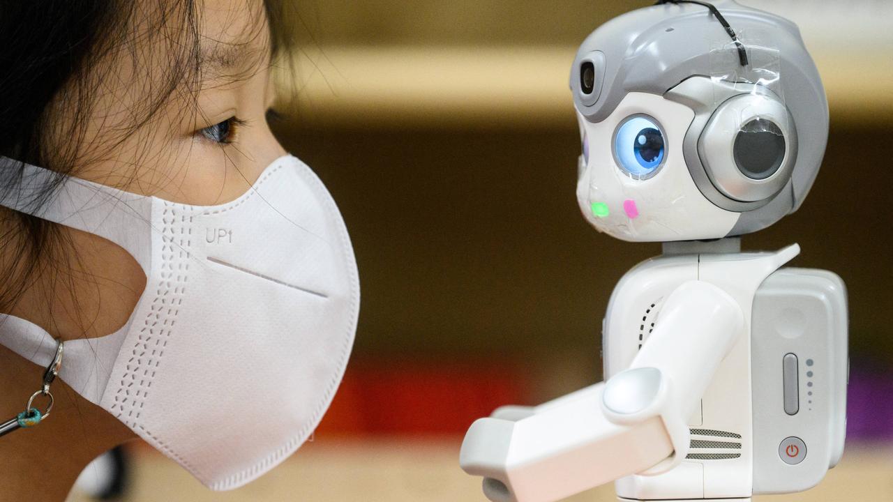 "Dites bonjour à "l'Alpha Mini". Ce petit robot peut danser ou encore réciter des histoires aux enfants dans 300 écoles maternelles de Séoul. [Anthony Wallace]
