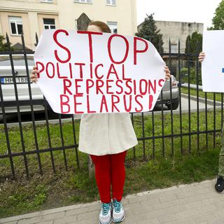 Une manifestation en faveur de Roman Protasevic devant l'ambassade de Biélorussie à Riga. [EPA/Keystone - Toms Kalnins]