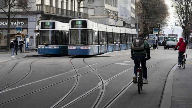 La ville de Zurich a posé plus de 80 petits panneaux noir avec une flèche et un vélo jaune à côté des feux de signalisation, indiquant le changement de règle. [KEYSTONE - Gaetan Bally]