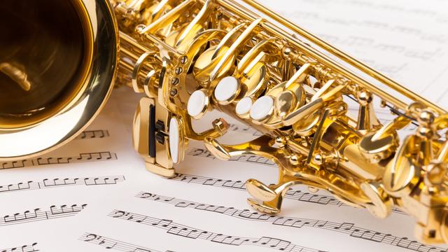 Saxophone et partitions de musique. [Depositphotos - serrnovik]