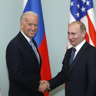 Joe Biden et Vladimir Poutine photographiés lors d'une rencontre en 2011. [Keystone/AP - Alexander Zemlianichenko]