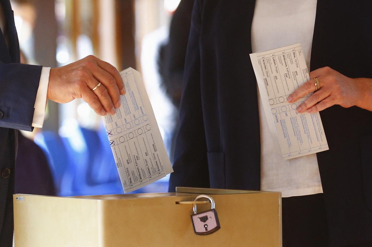 Le bulletin glissé dans l'urne par Armin Laschet laissait clairement voir les deux croix de son vote. [AFP - THILO SCHMUELGEN]