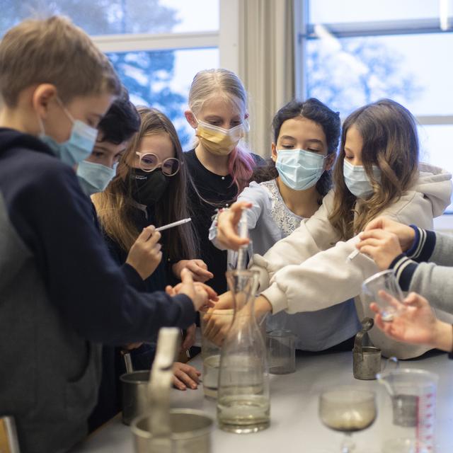 Des élèves masqués d'une école du canton de Zurich, le 25 janvier 2021. [Keystone - Ennio Leanza]