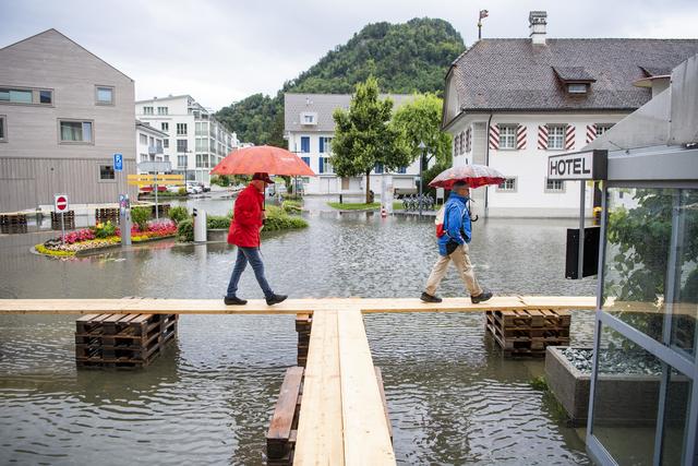 La place du village de Stansstad (NW), au bord du lac des Quatre-Cantons, est recouverte par les eaux jeudi 15 juillet 2021. [Keystone - Urs Flueeler]