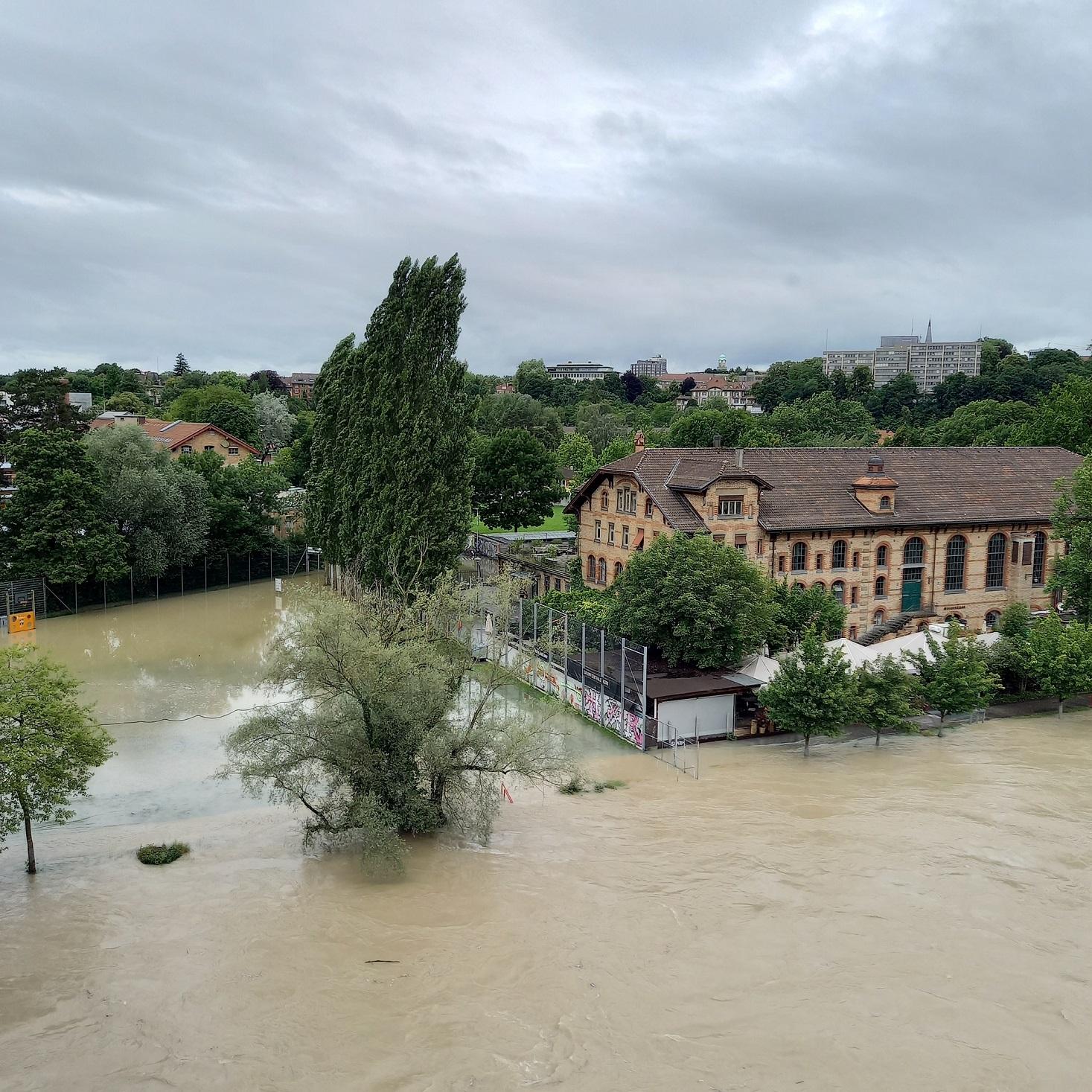 Une place inondée en ville de Berne, jeudi autour de midi. [Serge Houmard]