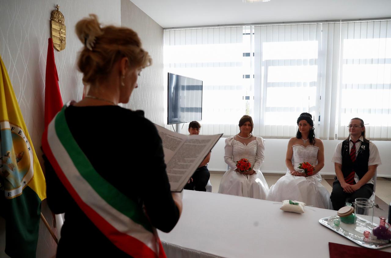 Elvira et Tamara célèbrent leur mariage à Polgradi le 6 novembre 2020, alors que le gouvernement hongrois de Viktor Orban interdit aux couples homosexuels de se marier et aux personnes transgenre de changer officiellement d'identité. [Reuters - Bernadett Szabo]