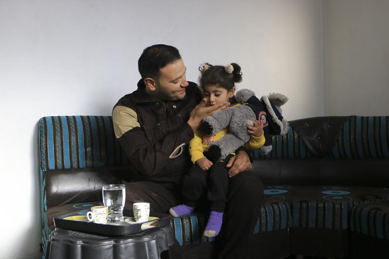 Ahmed El-Masry, volontaire au sein des Casques Blancs, chez lui dans la ville d'Idlib, jouant avec ses enfants. (29 janvier 2021) [RTS - Abd Almajed Alkarh]