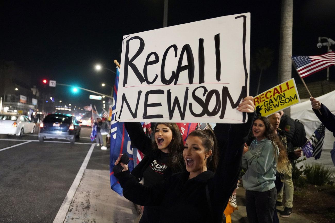 Manifestation contre les mesures de confinement en novembre 2020 avec des slogans pour soumettre le gouverneur californien Gavin Newsom à un "recall". [AP Photo/Keystone - Marcio Sanchez]