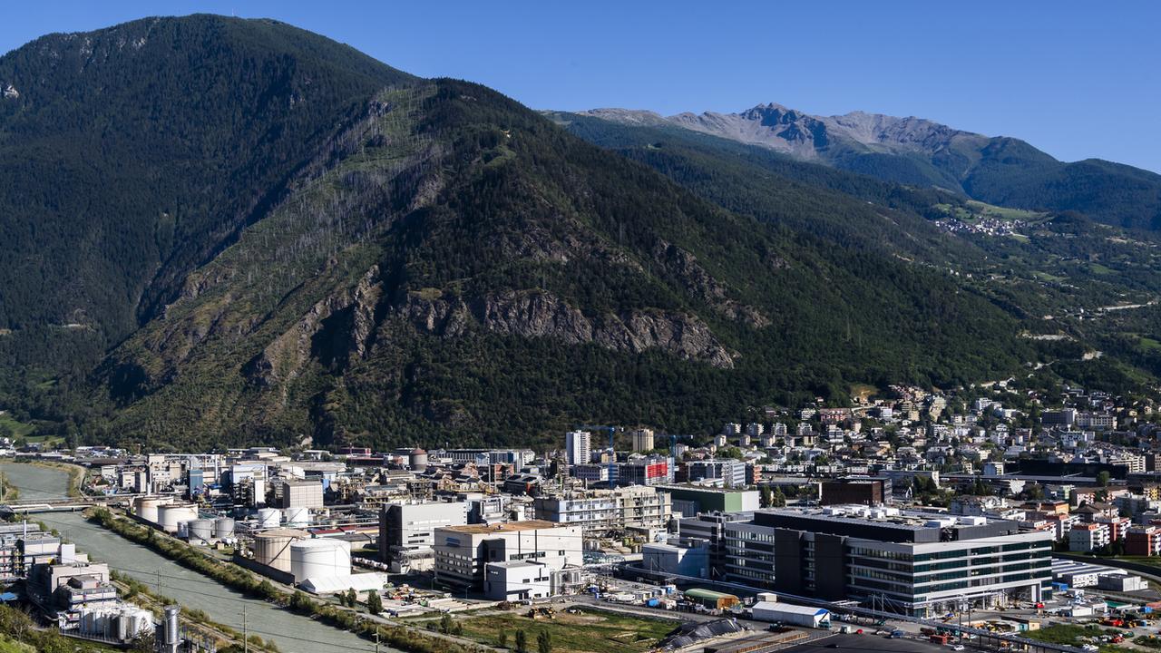 Une vue générale du site de la Lonza à Viège, en Valais. [Keystone - Jean-Christophe Bott]