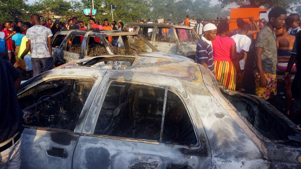 Une centaine de perrsonnes ont été tuées dans l'explosion d'un dépôt de carburant le 5 novembre 2021 dans la zone industrielle de Freetown, la capitale de la Sierra Leone. [AFP - Saidu Bah]