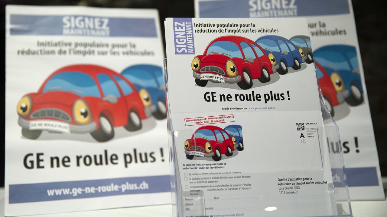 Les formulaires de récolte de signatures pour l'initiative visant à réduire de moitié l'impôt sur les véhicules à Genève. [Keystone - Salvatore Di Nolfi]