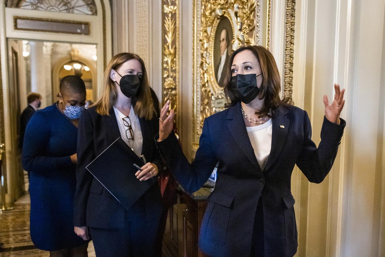 La vice-présidente Kamala Harris arrivant au Sénat américain pour le vote sur le plan infrastructures de Joe Biden. [KEYSTONE - Jim Lo Scalzo / EPA]