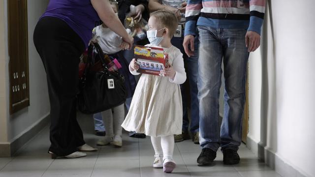 Le congé pour enfants gravement malades pourra être partagé entre les deux parents (photo d'illustration). [EPA/Keystone - Tatyana Zenkovich]