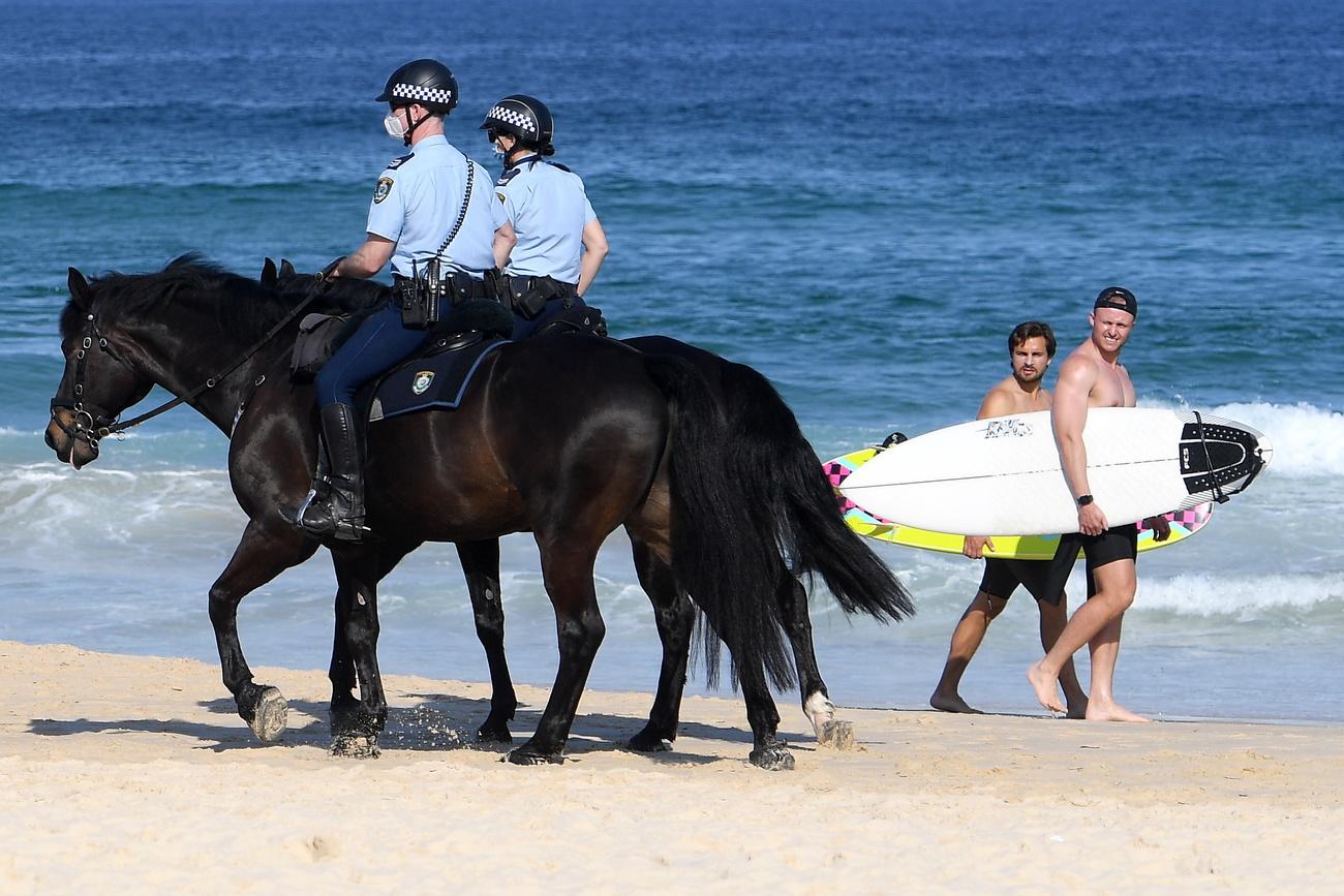 La police patrouille sur la plage de Bondi, à Sydney. [Keystone - EPA/Dan Himbrechts]