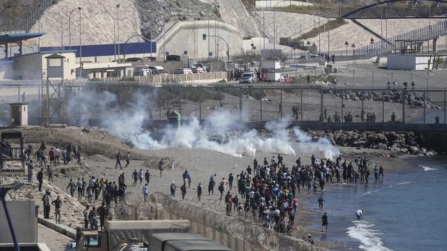 Des migrants tentaient encore mercredi en vain d'atteindre l'enclave espagnole de Ceuta. [Keystone/AP - Mosa'ab Elshamy]