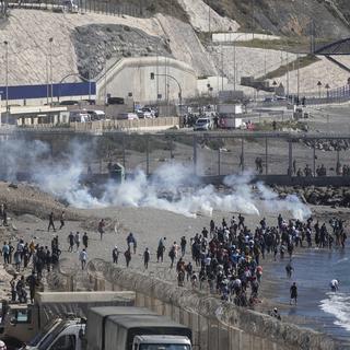 Des migrants tentaient encore mercredi en vain d'atteindre l'enclave espagnole de Ceuta. [Keystone/AP - Mosa'ab Elshamy]