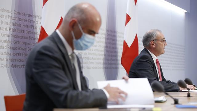 Les conseillers fédéraux Alain Berset et Guy Parmelin, le 30 novembre 2021. [Keystone - Peter Klaunzer]