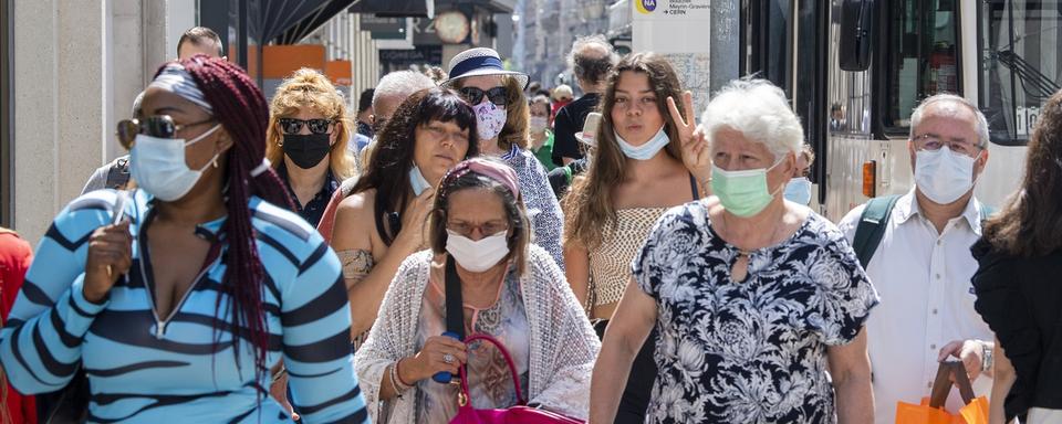 Des passant.e.s dans les rues de Genève en juin 2021. [Keystone - Martial Trezzini]