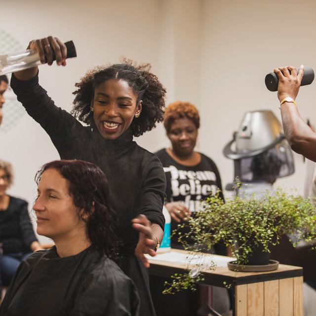 "Tribus Urbaines", un salon de coiffure lausannois dédié aux cheveux afros, crépus et bouclés. [facebook.com/tribusurbaines - Sophie Brasey]